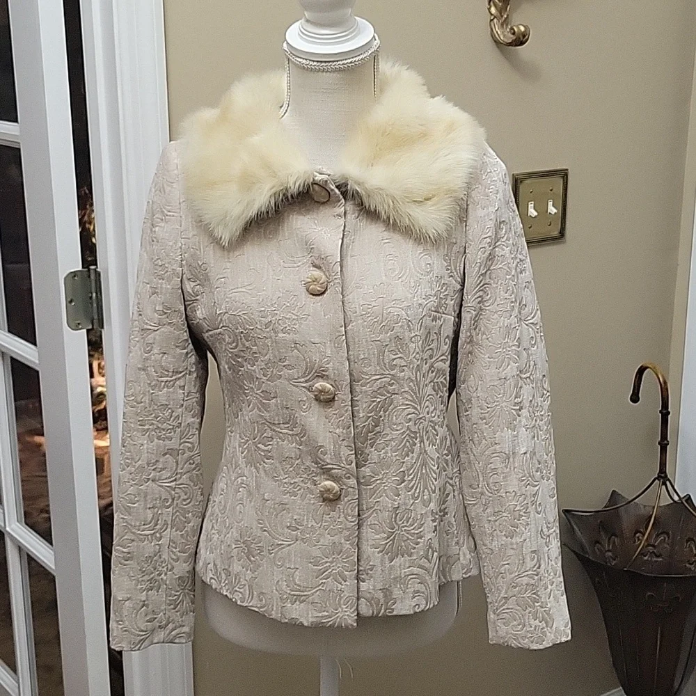 Parisian Signature Petite embossed cream taupe short jacket faux fur collar 8P …